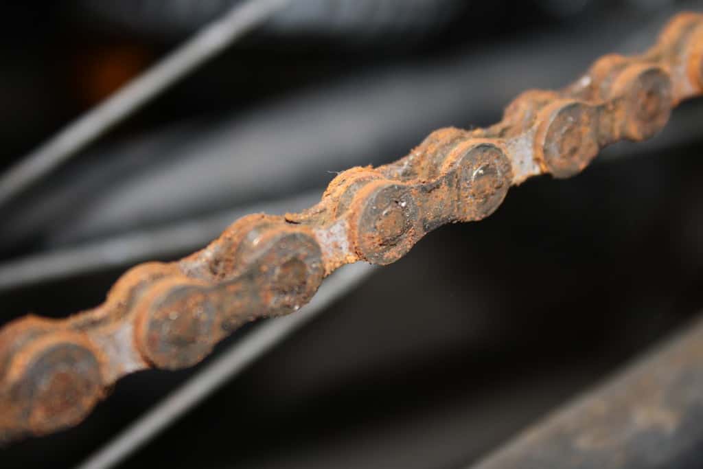 Rusten cykelkæde til rensning