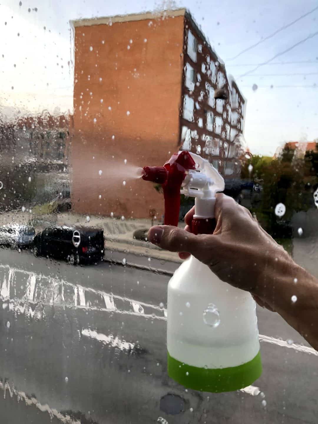 Spray vinduessæbe på ruden