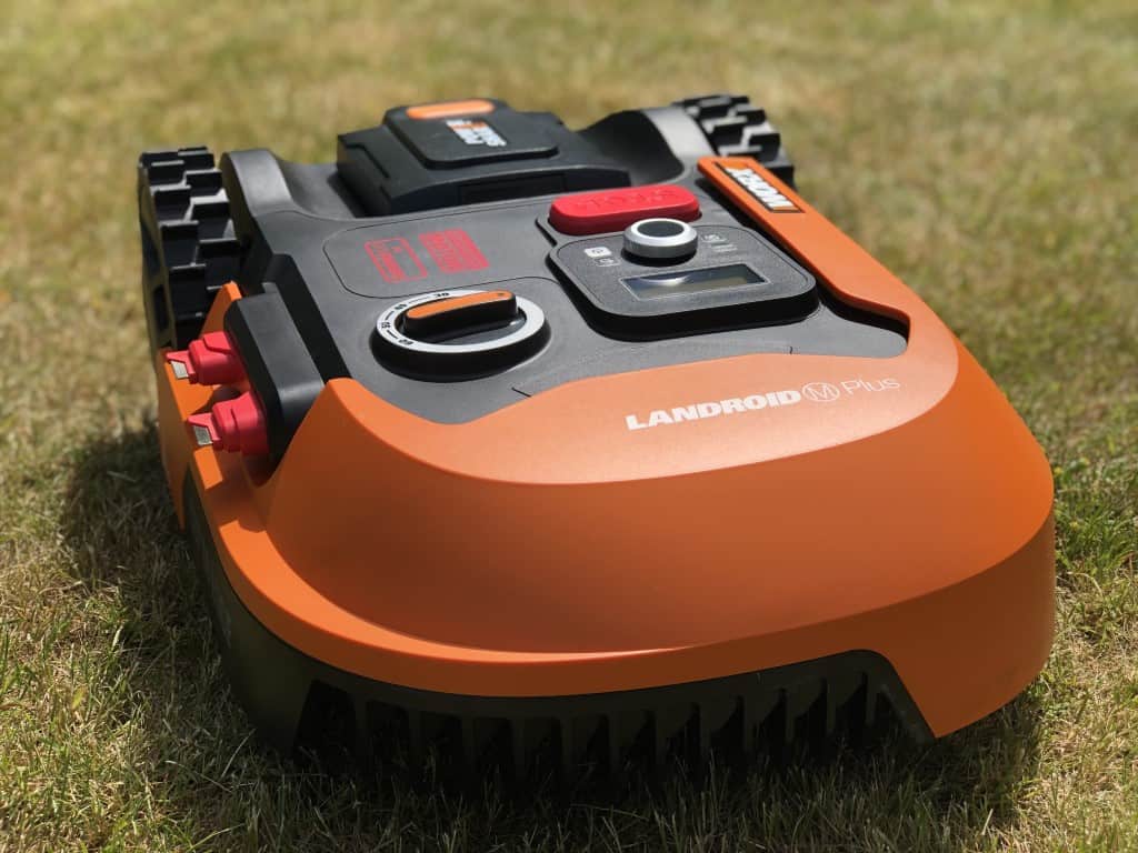 Landroid M500 Plus på græs forfra