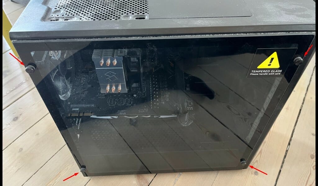 4 skruer på pc 4 skruer på pc