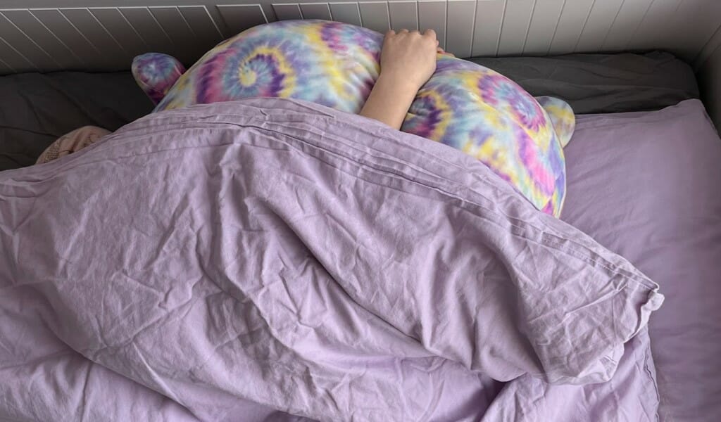 Datter sover med squishmallow Datter sover med squishmallow